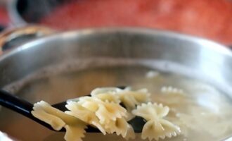 Фарфалле с Томатно-Сырным Соусом