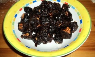 Салат 'Жемчужина' с черносливом и крабовыми палочками