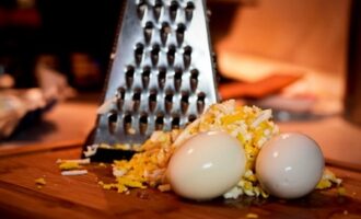Салат 'Жемчужина' с черносливом и крабовыми палочками