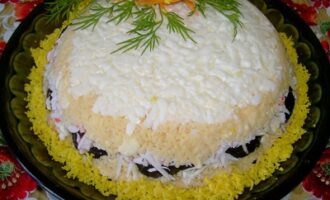 Салат 'Жемчужина' с черносливом и крабовыми палочками