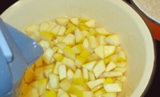 Постный плов с айвой и чесноком