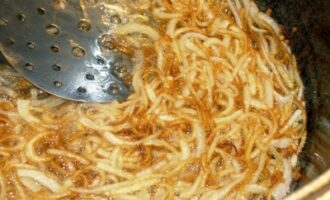 Постный плов с айвой и чесноком