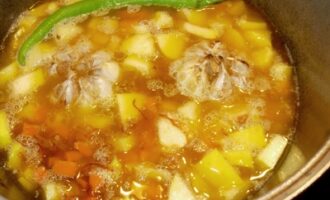 Постный плов с айвой и чесноком