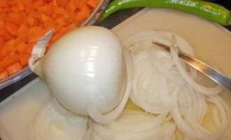 Постный плов с айвой и чесноком