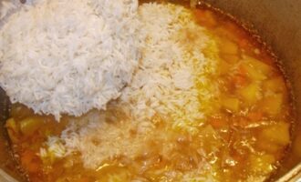 Постный плов с айвой и чесноком