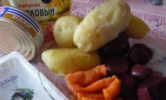 Рецепт салата «Чёрная роза» с кальмарами и сельдью