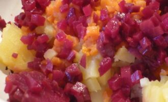 Рецепт салата «Чёрная роза» с кальмарами и сельдью