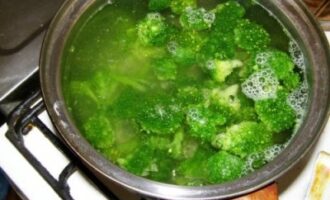 Лосось с брокколи под сыром