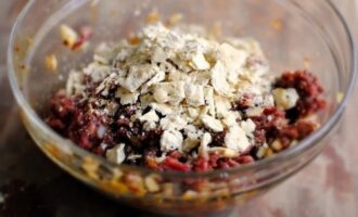 Мясной рулет с соусом барбекю и беконом