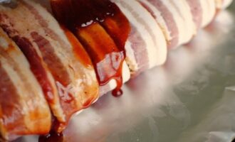 Мясной рулет с соусом барбекю и беконом