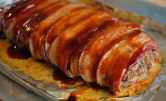 Мясной рулет с соусом барбекю и беконом