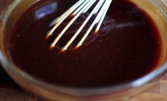 Мясной рулет с соусом барбекю и беконом