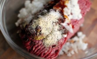 Мясной рулет с соусом барбекю и беконом