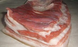Закуска «Сало в луковой шелухе»