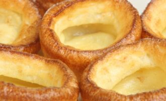 Йоркширский пудинг с молоком и сгущёнкой