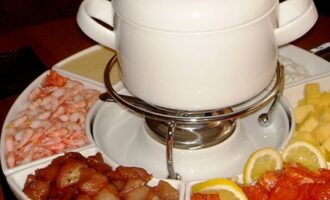 Пикантное фондю «Ассорти» с мясом и рыбой