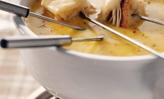 Рецепт итальянского фондю с тремя видами сыра
