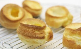 Йоркширский пудинг с молоком и сгущёнкой