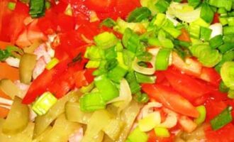 Горячий салат с пекинской капустой и колбасой