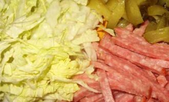 Горячий салат с пекинской капустой и колбасой