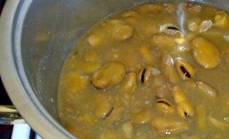 Горячий салат по-дамасски с бобами и кунжутной пастой