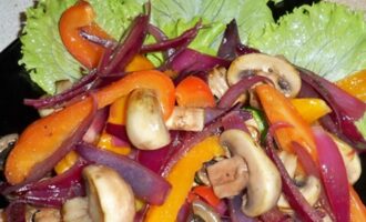 Горячий салат с грибами