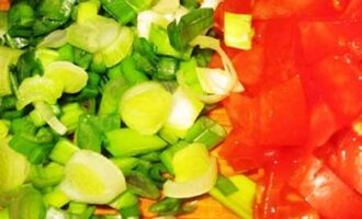 Горячий салат с пекинской капустой и колбасой