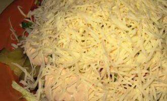 Горячий салат с пекинской капустой и колбасой
