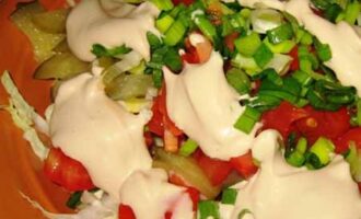 Горячий салат с пекинской капустой и колбасой