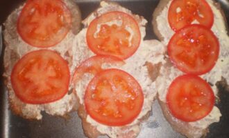 Запеченное куриное филе с помидором