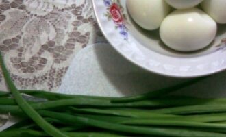 Пирожки в духовке с зеленым луком и яйцом