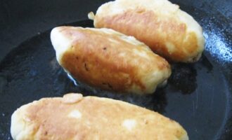 Творожные пирожки с яблоками жареные