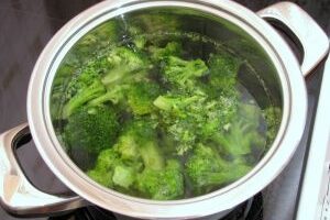 Брокколи в сливочном соусе