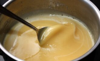 Торт из безе с шоколадным кремом