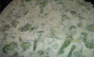 Брокколи в сливочном соусе