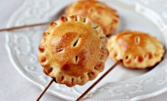 Пирожки с яблоком на палочке
