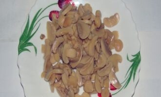 Салат с маринованными шампиньонами