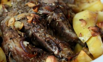 Баранина с чесноком и розмарином