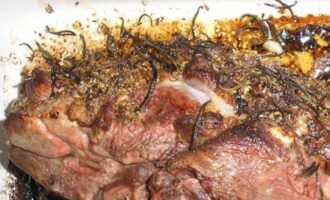 Баранина с чесноком и розмарином