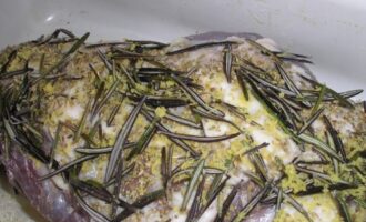 Баранина с чесноком и розмарином