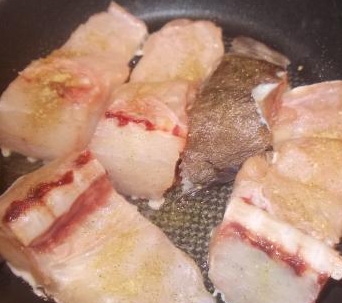 Налим, тушеный с грибами и огурцами