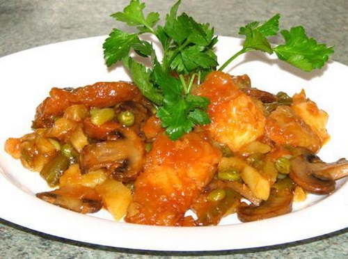 Линь, тушенный с вином и шампиньонами