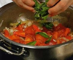 Линь с запеченными помидорами и перцами