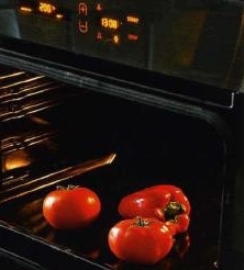 Линь с запеченными помидорами и перцами