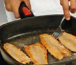 Линь с запеченными помидорами и перцами