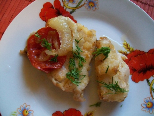 Сом, жареный с помидорами