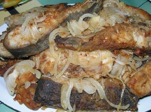 Сом, запеченный в углях