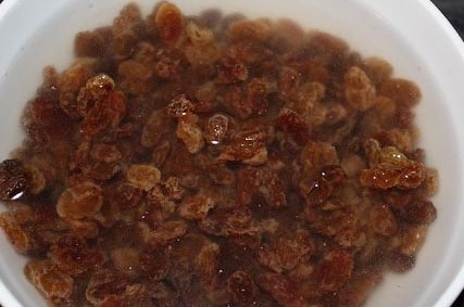 Коврижка с изюмом и орехами