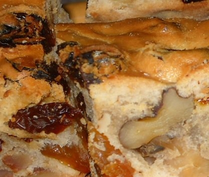Коврижка с изюмом и орехами