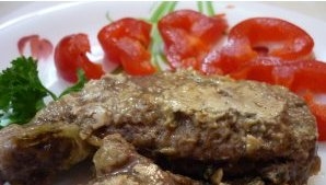Печень говяжья, томленая в сливках